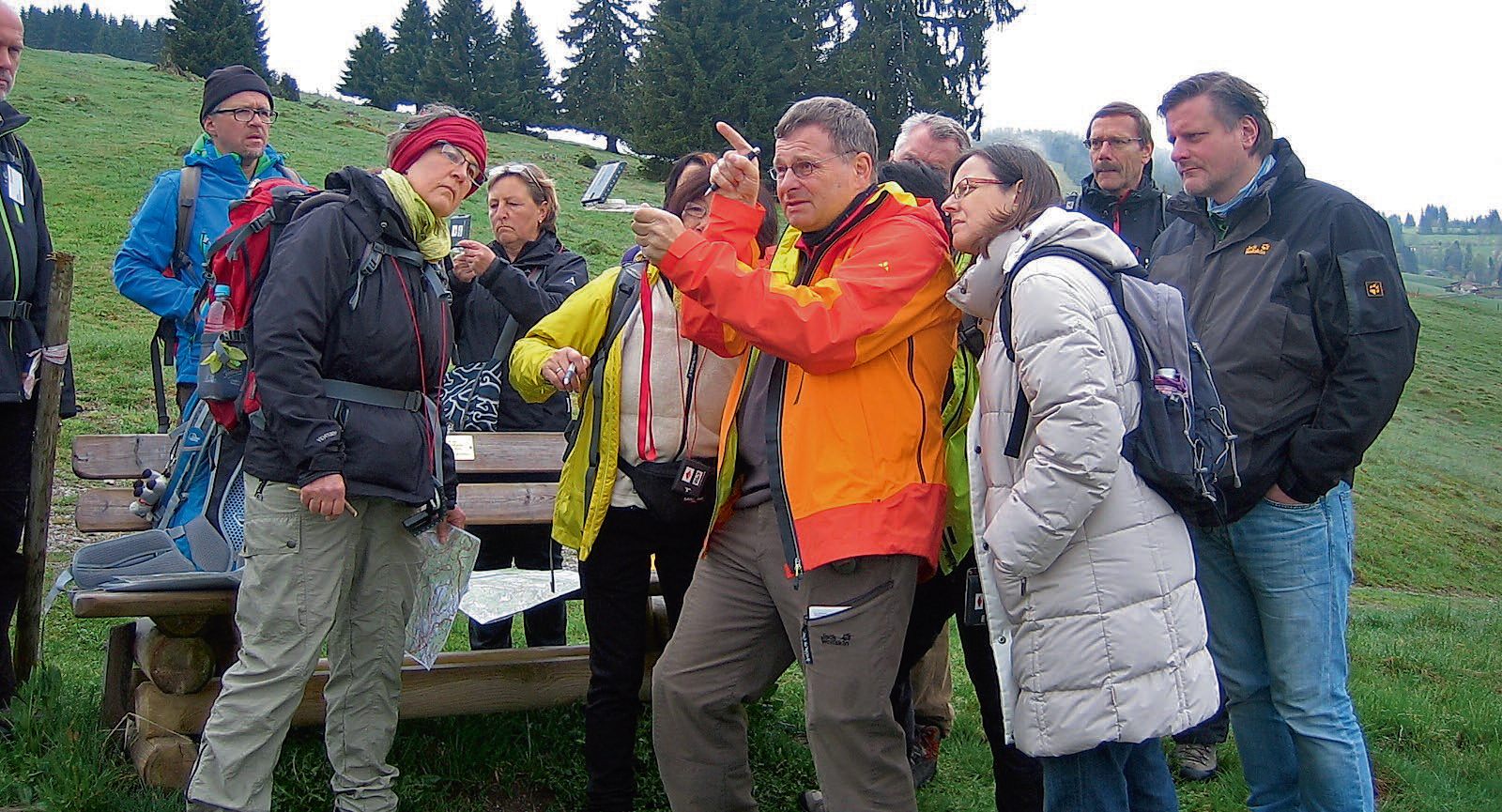 Gruppe von Wanderern waehrend eines Wanderfuehrer-Lehrgangs im Eifelverein